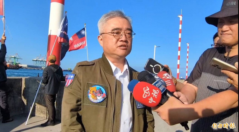 軍事專家紀東昀指海鯤號進入測試最後階段，交艦可期。（記者李惠洲攝）