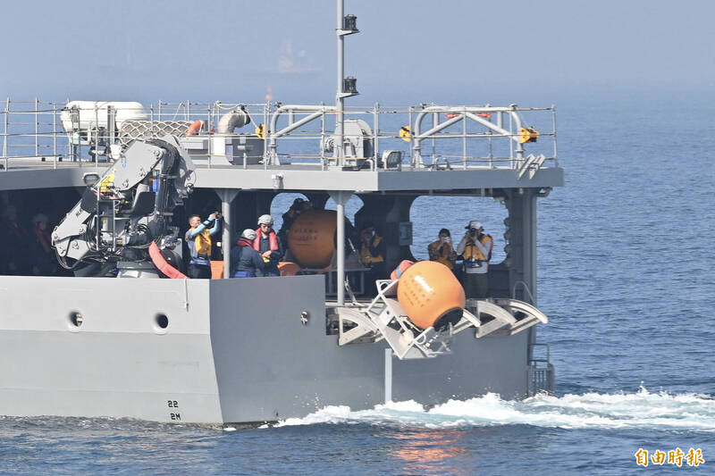海軍快速布雷艇進行水雷投放訓練。（資料照）