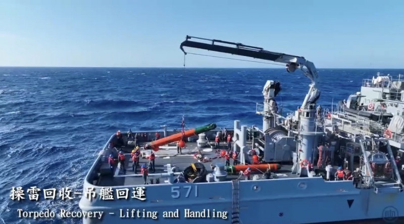 將操雷回收吊艦回運。（台船提供）