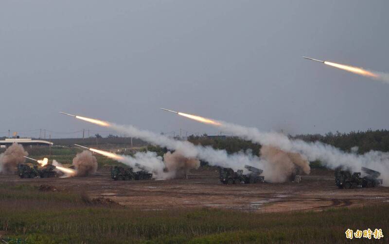 八軍團搞大的! 模擬反制共軍船團丶三地同時射擊海上靶艦
