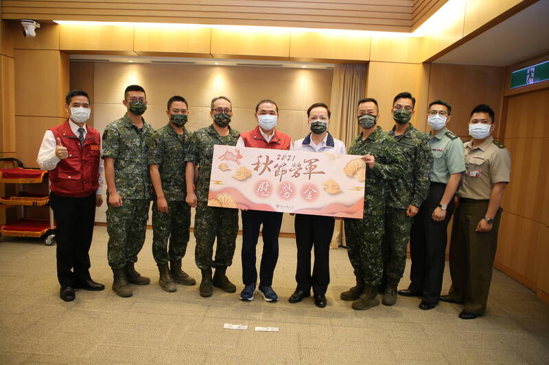 簡熒宏（左四）擔任六軍團政戰副主任期間，正逢2021年台灣新冠肺炎疫情嚴峻，簡熒宏第一線督導、組織國軍投入新北市等重災區的防疫支援與大範圍清消任務，獲得各界讚揚與肯定。（圖：取自新北市政府網站）