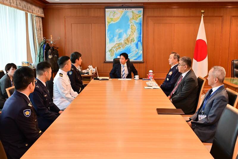 日本政府落實一體化國防新戰略，透過深化與北約的軍事合作及放寬武器出口雙管齊下，強化國家安全布局。（圖：取自日本防衛省臉書專頁）
