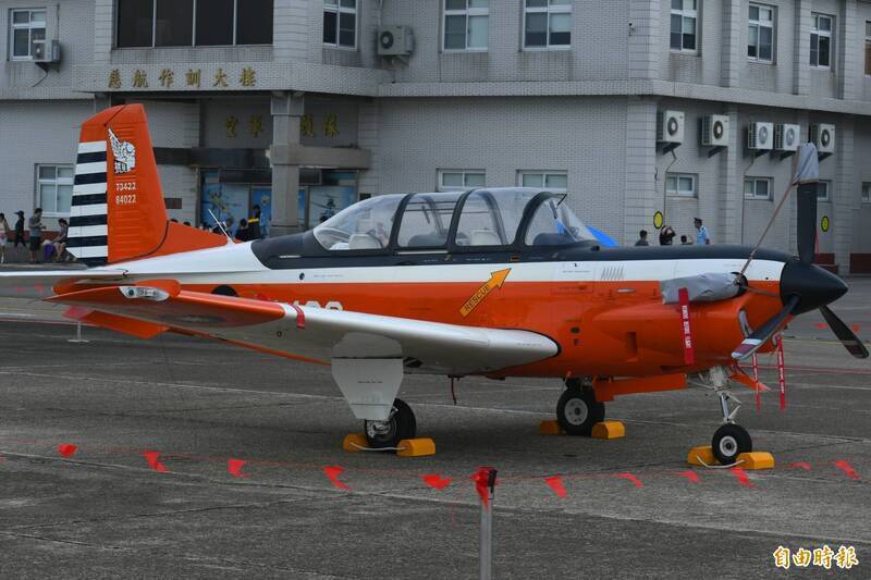 空軍岡山基地一架T-34初級教練機今日上午驚傳失事墜毀，造成2名中校飛行員不幸殉職。圖非事故機。（資料照）