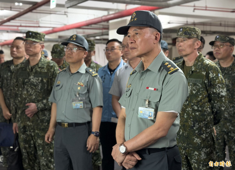 國防部軍備副部長鍾樹明（前右一）上將由金防部指揮官黃先任（後右一）中將等人陪同，十分認真聽取「軍公民營醫療整合演練」簡報，不時提出狀況問題。（記者吳正庭攝）