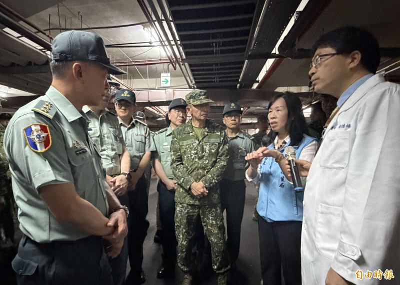 金門縣衛生局長李金治（右二）、金門醫院院長徐德福（右一）向國防部副部長鍾樹明（左一）針對金門醫療現況交換意見。（記者吳正庭攝）