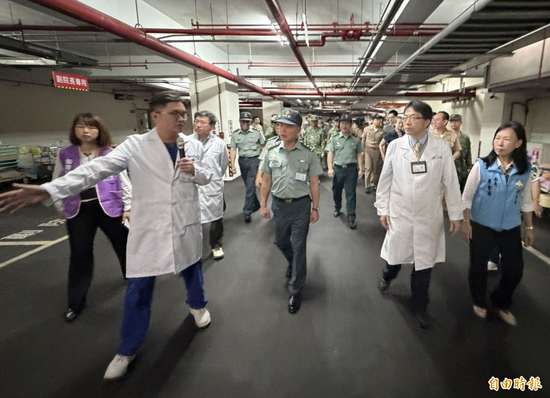 國防部副部長鍾樹明上將（中）前往設於金門醫院地下室的臨時醫療空間視察。（記者吳正庭攝）