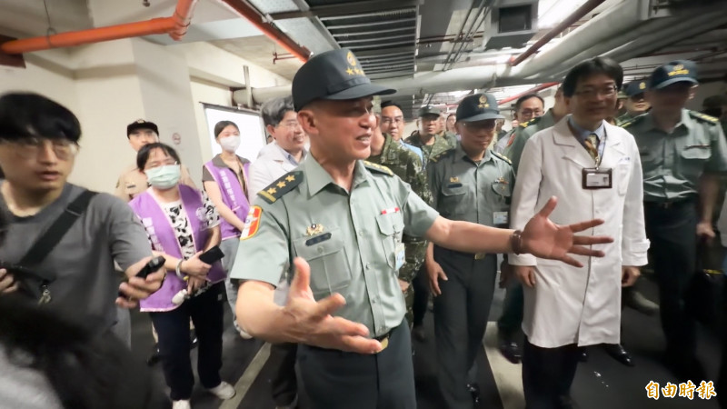 國防部軍備副部長鍾樹明（中）上將視導「軍公民營醫療整合演練」後，對於媒體的詢問表示，演練做得非常好，「打90分」。（記者吳正庭攝）