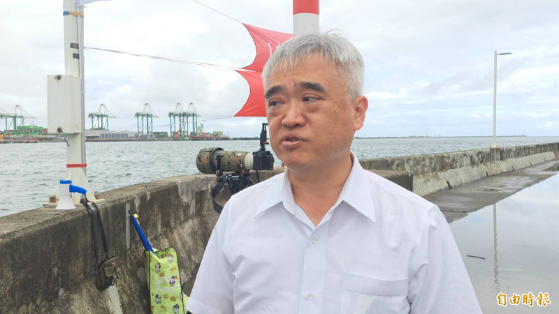 軍事專家紀東昀認為海鯤號可望於7至9月交艦海軍。（記者李惠洲攝）