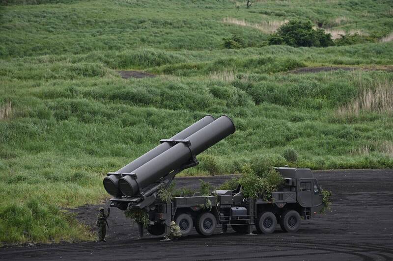 日本陸上自衛隊新型「25式極音速滑翔彈」發射車公開亮相，官兵操作車輛，將彈箱揚升。（法新社）