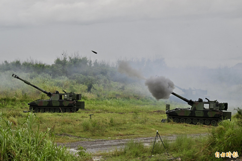 M109A2自走砲實施要域火殲，削弱甲南海灘之敵軍戰力。（記者塗建榮攝）