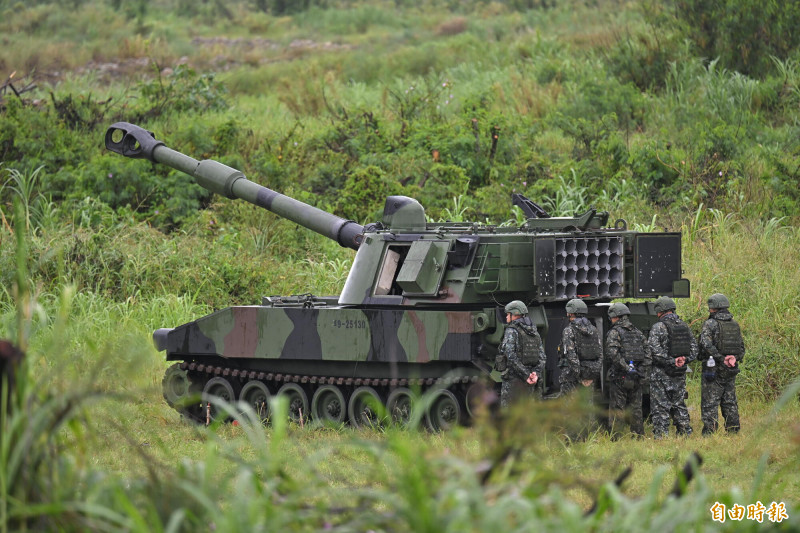 M109A2自走砲實施要域火殲，削弱甲南海灘之敵軍戰力。（記者塗建榮攝）