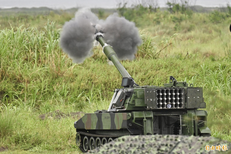 M109A2自走砲實施要域火殲，削弱甲南海灘之敵軍戰力。（記者塗建榮攝）