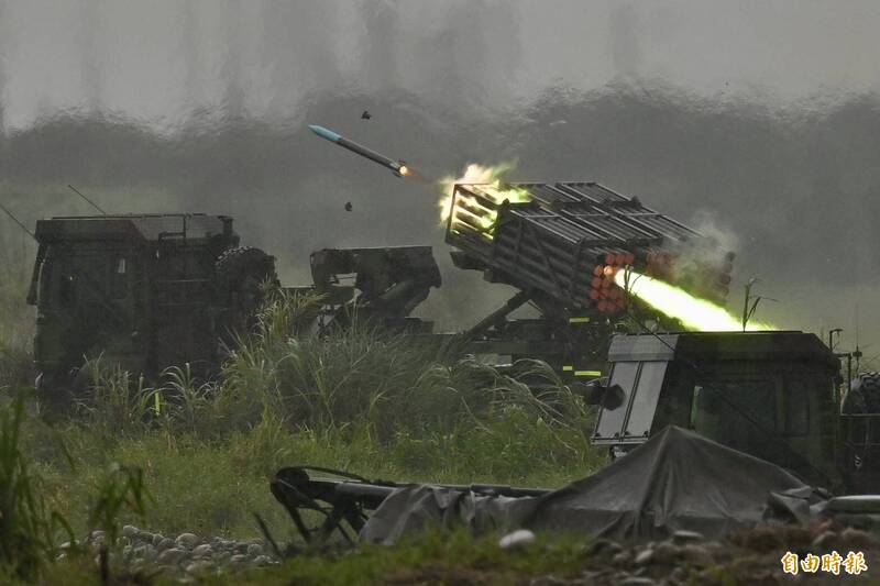 陸軍十軍團雷霆2000多管火箭進行實彈射擊。（記者塗建榮攝）