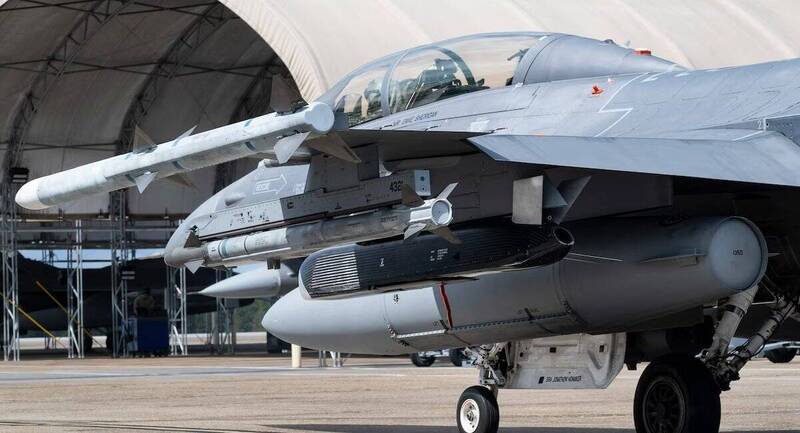 AGM-188A「锈蚀匕首」(Rusty Dagger)巡弋飞弹挂载于美军F-16战机。 (图取自美国空军)