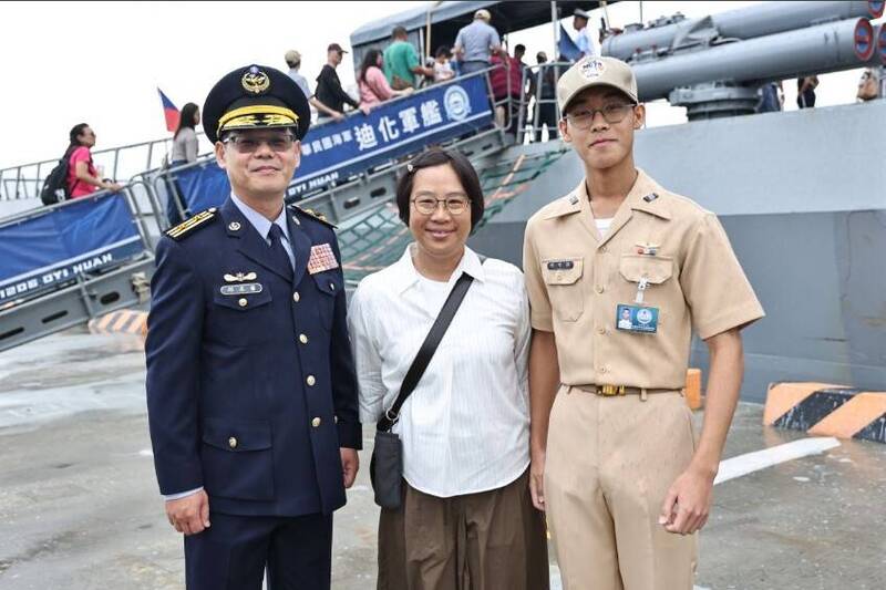 老爸是海巡艦長、兒子是敦睦艦隊官校生 邱名審、邱可洋父子寫佳話