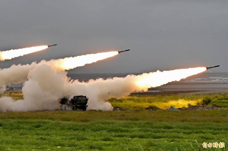 海馬士西岸射擊！陸軍十軍團驗證射擊 「穿雲箭」多管齊發超震撼