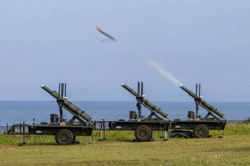Altius-600M，可執行長時滯空與遠程縱深打擊，屬於12公斤級的戰術型巡飛彈。地面作戰時，依賴悍馬車或戰術輪車進行「車載拖曳」。（圖：軍聞社提供）