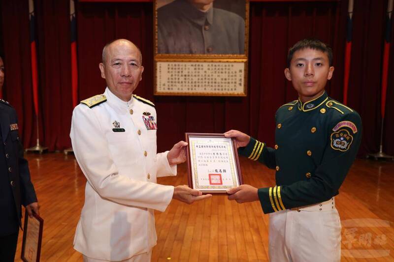 梅家樹總長頒獎表揚成績績優高中部學生。（圖：軍聞社提供）