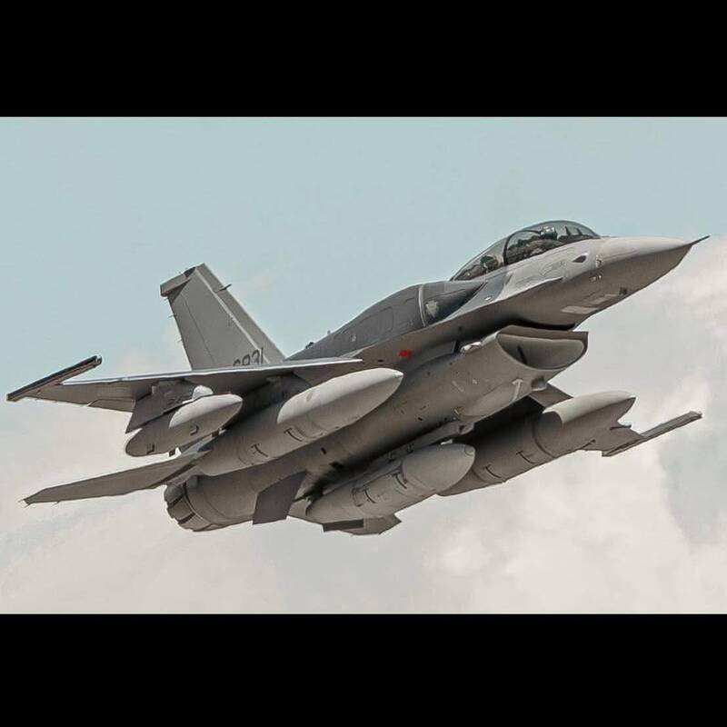 空軍新買F-16 BLK70在美國掛上適型油箱 為飛回台灣做足訓練