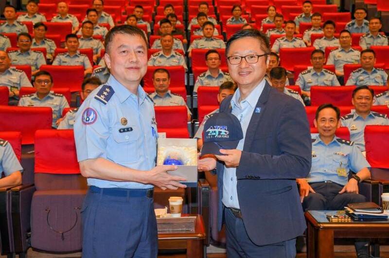 國軍要善用AI精進效能 空軍司令鄭榮豐提醒:人的思維判斷創造價值