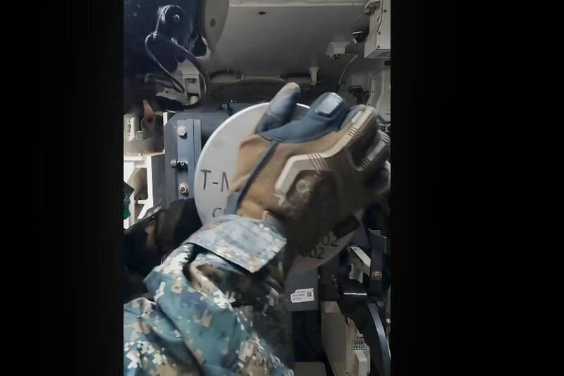 M1A2T戰車開砲!罕見艙內視角 裝彈到擊發一次看