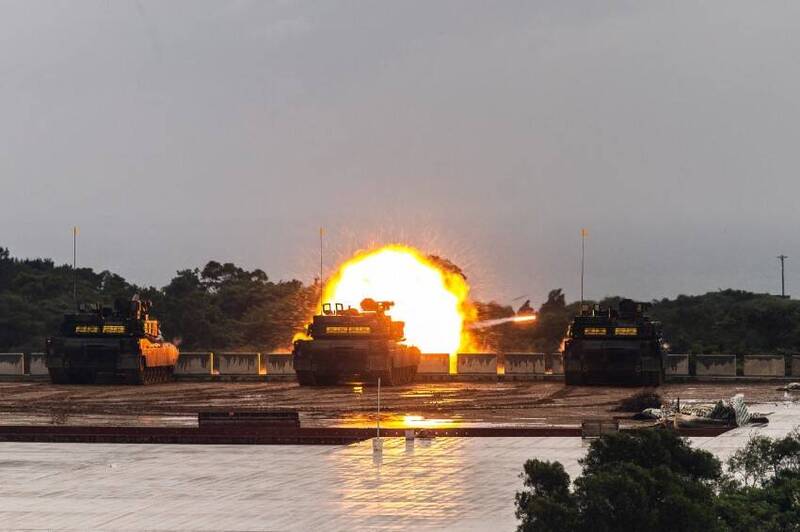 新舊戰車主力同台!269旅M1A2T、蘭指部M60A3冒雨精準開砲