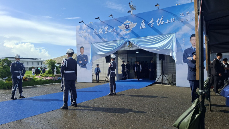 飛向天際最後任務 空軍2殉職飛官告別式 「缺席隊形」淚送袍澤