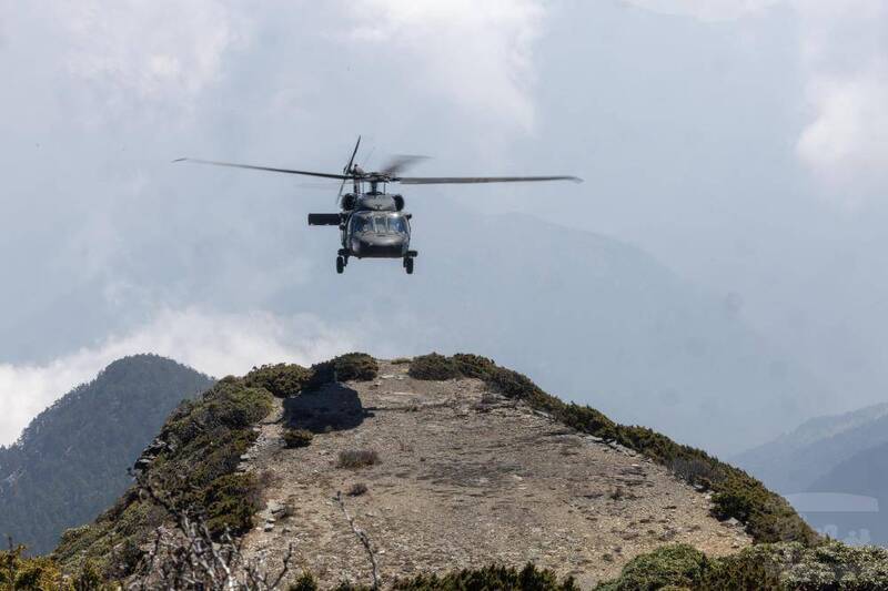 我國空軍救護隊黑鷹直升機降落玉山氣象站。（圖：軍聞社提供）