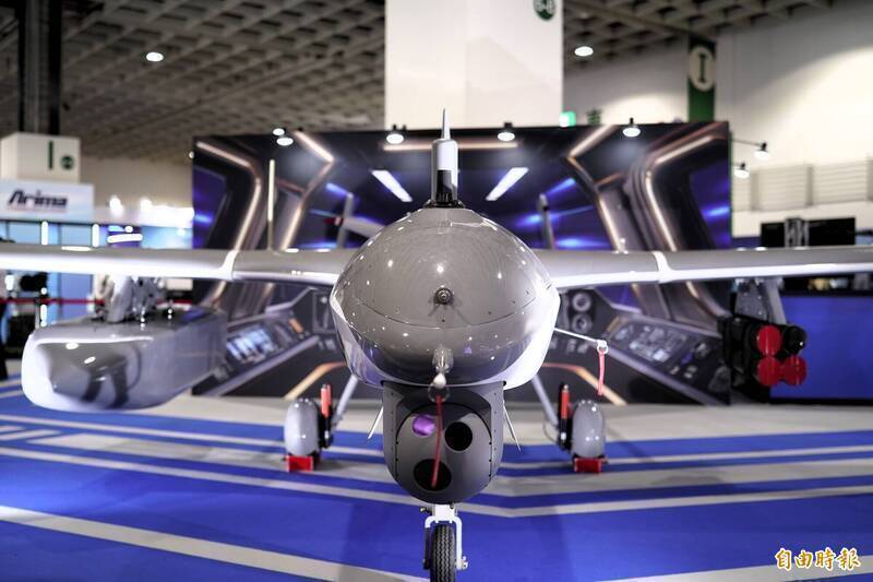 銳鳶二型無人機是「台灣之盾」整體運用的一環，可在地面雷達受損時，擔負起空中監偵與指管系統，增加整體防空作戰的預警縱深。圖為去年台北航太國防展展出的銳鳶二型無人機。（資料照，記者陳治程攝）