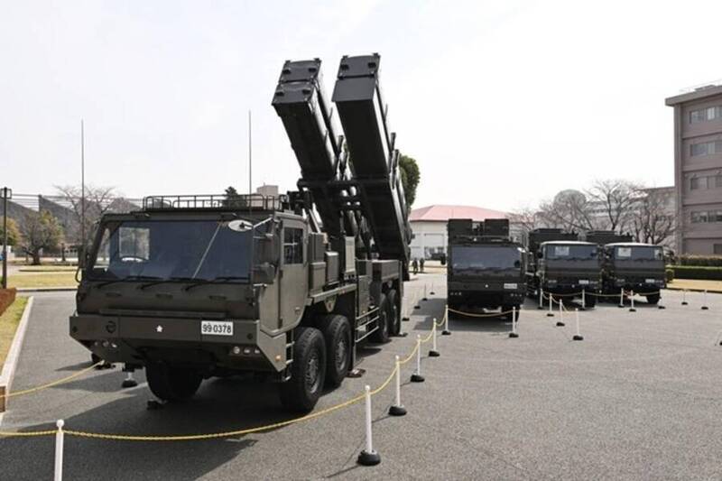 日本陸自在熊本部署「25式陸基反艦飛彈」，象徵自衛隊正式具備「反擊能力」。圖為該型飛彈在熊本亮相。 （美聯社）