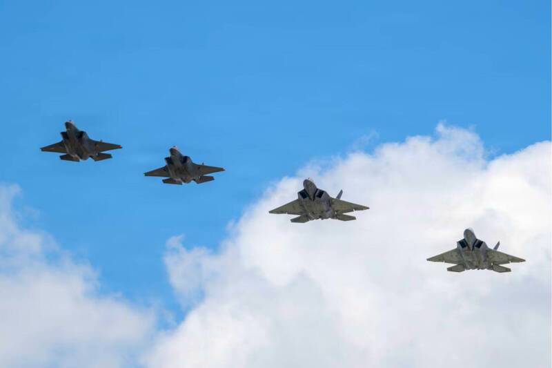 F-22負責獵殺敵機 F-35掌控全戰場 北約曝光未來空戰打法