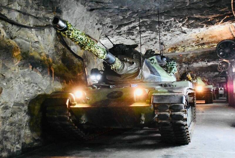 M60A3戰車車體較重丶車身也比M41D來的寬，若在大金門的坑道內行駛還可以行任務，小金門的坑道更為低窄，軍方在小金門的戰備部署將面臨調整因應。圖為2024年漢光演習時，官兵駕駛M60A3戰車於金門本島坑道內掩蔽。（資料照，金防部提供）
