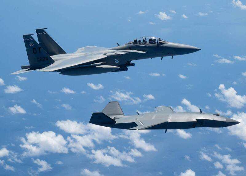 美空軍首度公開印太忠誠僚機戰鬥 F-15EX與MQ-28伴飛
