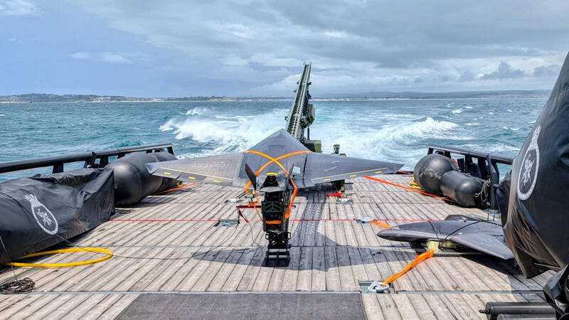 英海軍首次軍艦試射自殺無人機 混合艦隊低成本飽和打擊漸成雛形