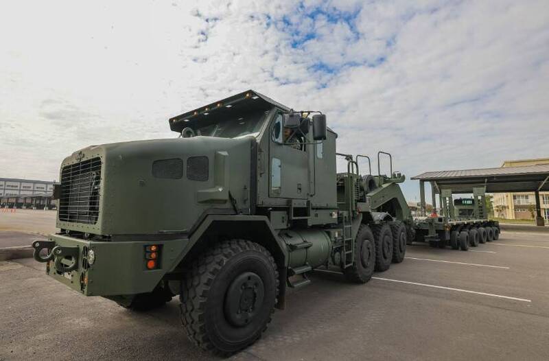 70噸的M1A2T戰車怎麼載? 交給可扛80噸的M1070A1、M1000拖板車