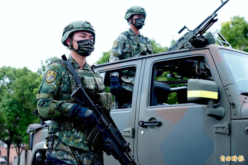 憲兵快反連基地鑑測很實戰化!官兵戴防護面具 6秒內要打3發機槍