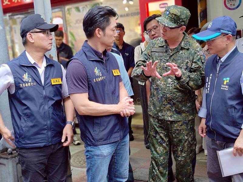 秉持「軍民一體」精神 北市後備指揮官顏宏達陪蔣萬安視察防災準備