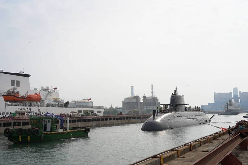 潛艦海鯤號出塢了!回到台船碼頭 準備跨夜潛航測試