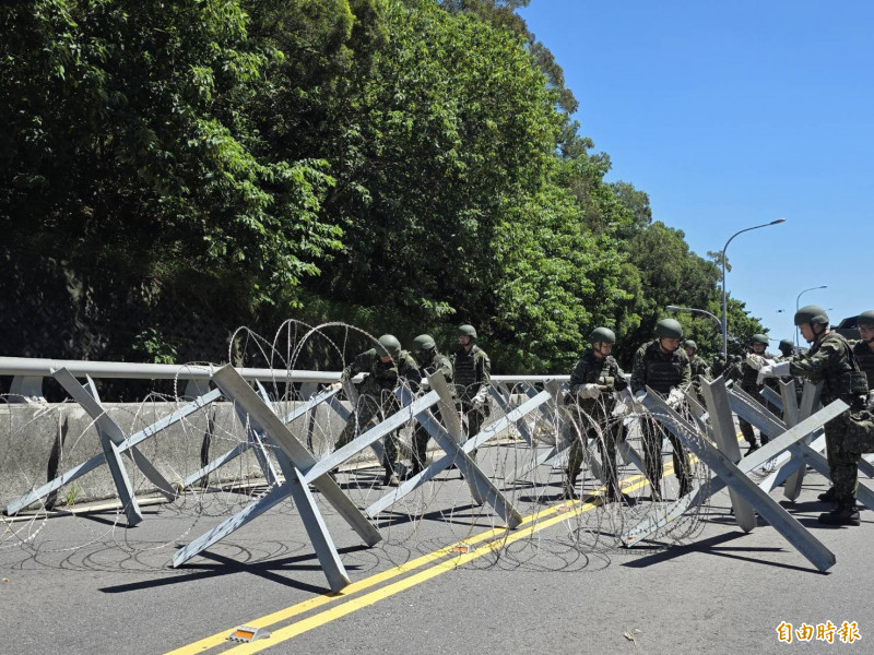 模擬敵登陸揮軍北上，陸軍52工兵群演練扼守交通節點 鋼刺蝟、鐵絲網封路遲滯敵軍。（記者蔡政珉攝）