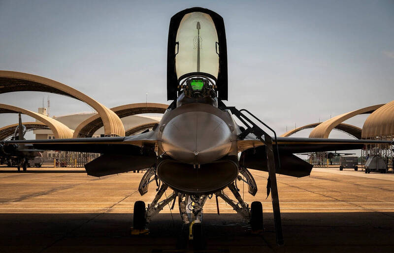 飛行員要失業? 美F-16首次由AI操控飛行