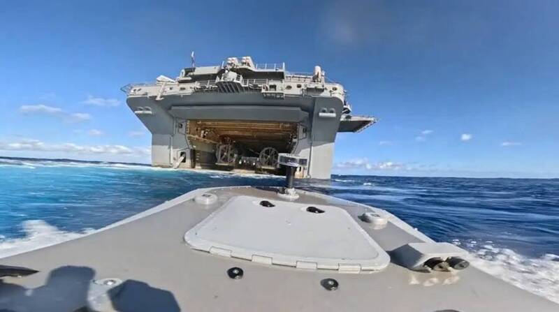 無人艇自己送補給!美軍「颱風」首度自主駛進兩棲突擊艦