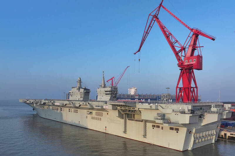 中國076型兩棲突擊艦也可操作無人機。（美聯社檔案照）