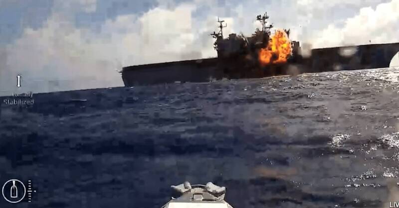 烏克蘭風格!美軍環太平洋軍演首秀自殺式無人艇 實彈擊沉兩棲突擊艦
