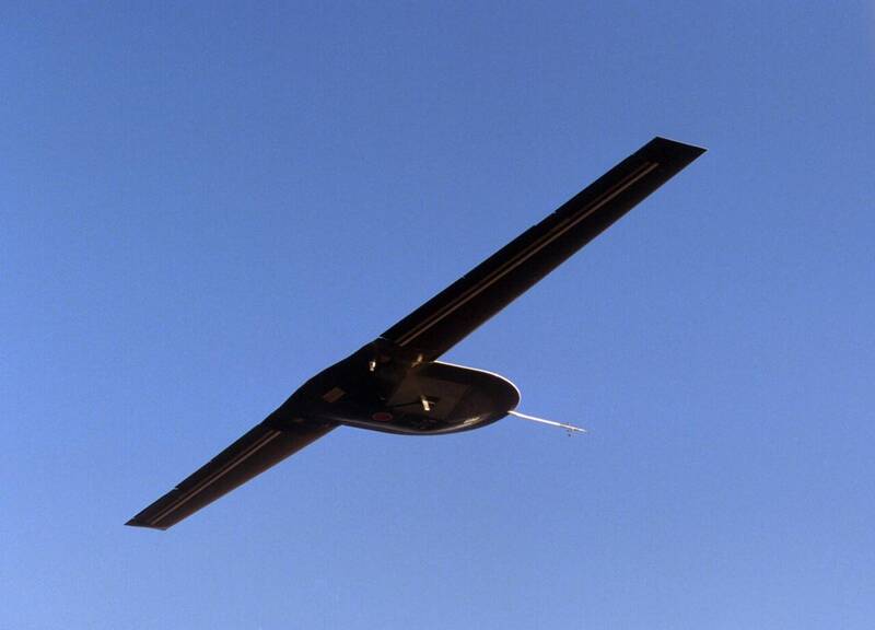 RQ-3�����ǡ���DarkStar���߿��������˻���1996���׷ɣ������ϣ�£����������������м�������Ҫ������ҲΪ���տ�ƽ̨����ϵͳ��չ�춨������ ��ͼ��NASA��
