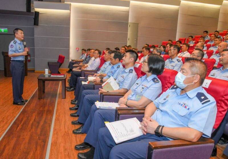 空軍昨日於嘉義地區辦理「無人機攻防對抗演練」，由空軍基地官兵及中科院的研製的無人機反制系統擔任「守護者」角色，並邀民間廠商出動多架無人機，扮演群攻滲透破壞的「攻擊軍」，雙方進行多項目幾近實戰的攻防演練。圖為空軍司令鄭榮豐上將在操演後立即召開會議成效檢討。（圖：取自青年日報）