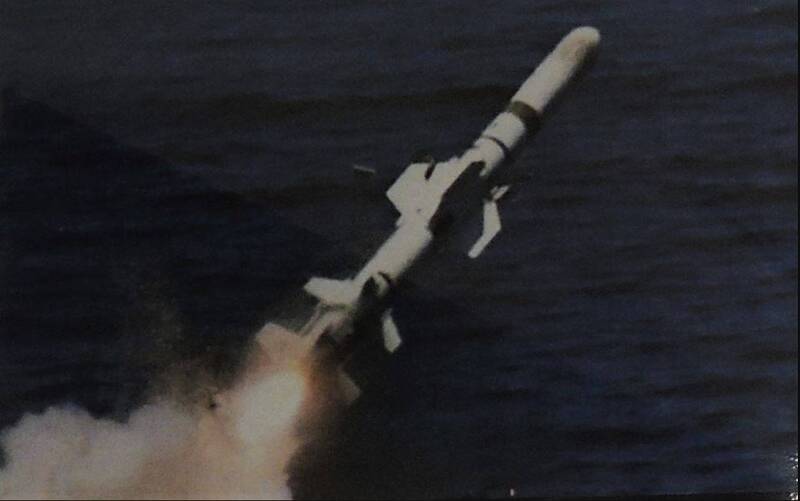 潛射魚叉飛彈破水升空畫面。（資料照，記者羅添斌翻攝自海軍隊史館）。