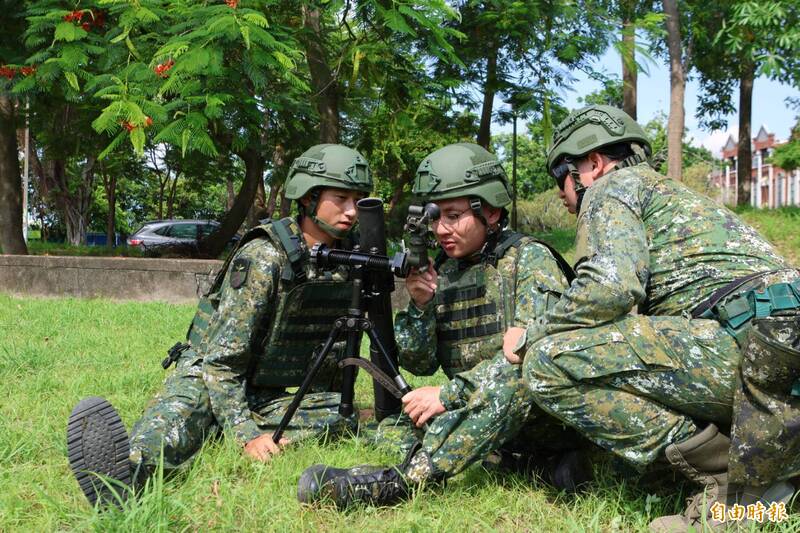 雙胞胎哥哥楊茗茗（中）接受60公釐迫擊砲專業專長訓練。（記者方瑋立攝）
