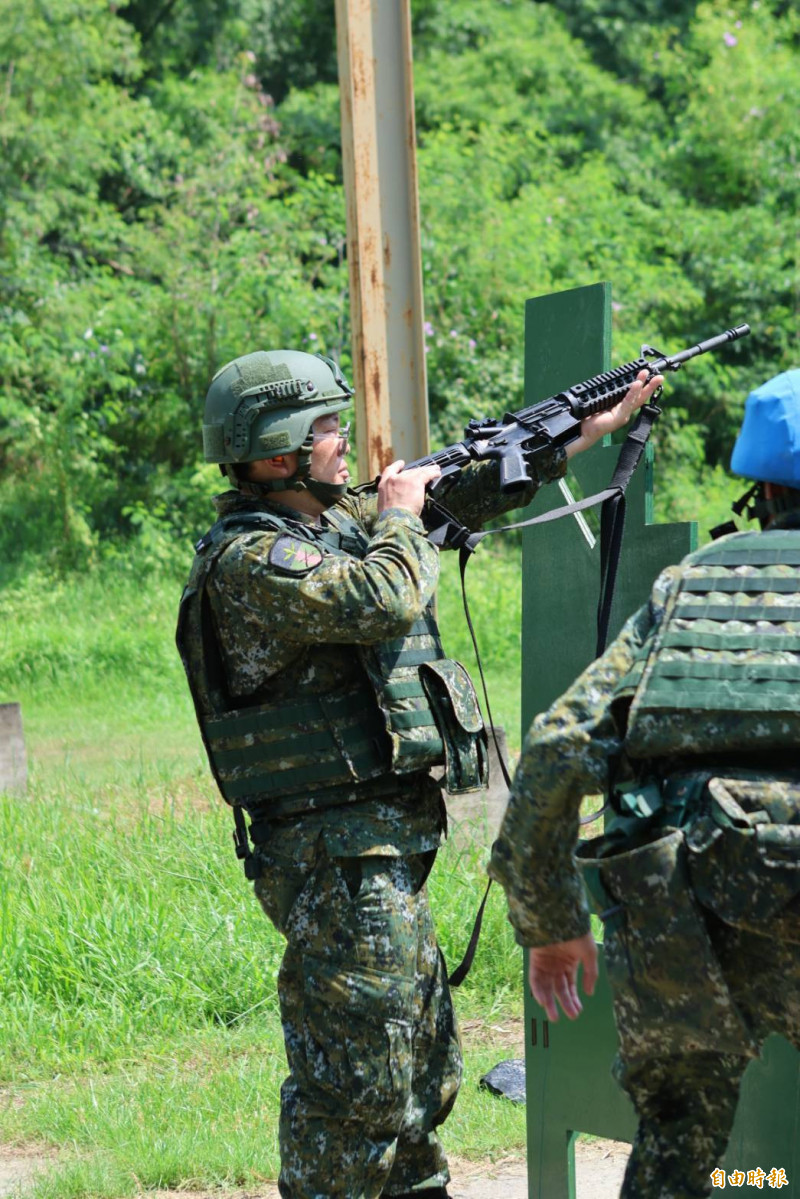 陸軍第四作戰區召員持M4A1卡賓槍完成射擊後，進行槍枝檢查。（記者吳哲宇攝）