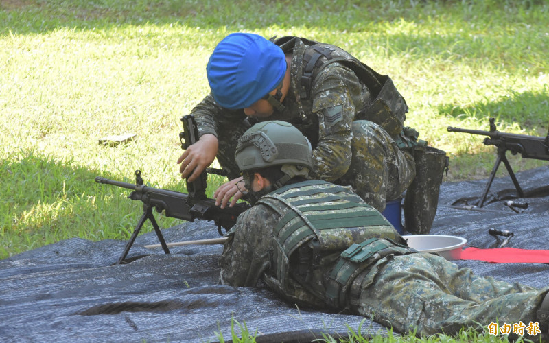 陸軍第四作戰區召員進行班用機槍打靶。（記者吳哲宇攝）