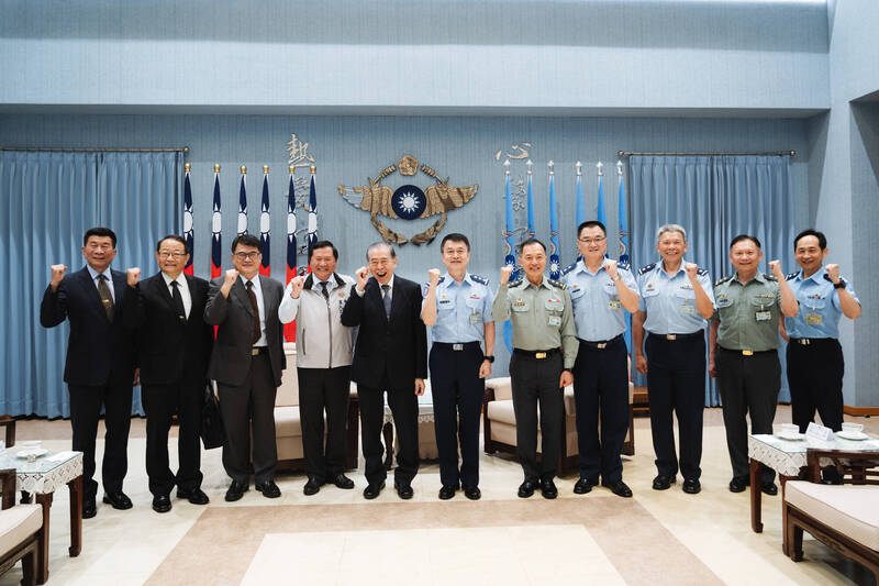 漢光演習本周即將登場!李棟樑到空軍打氣 要號召更多企業敬軍